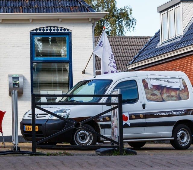 de bezorgbus met saucijzenbroodjesservice